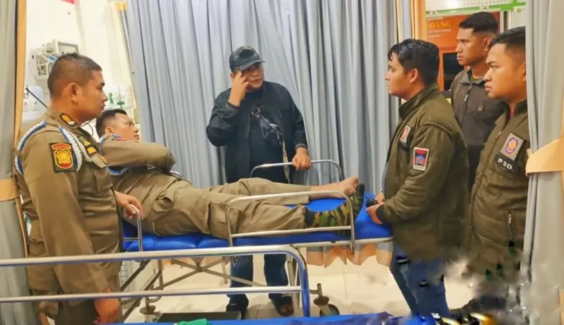 Anggota Satpol PP Padang mengalami kecelakaan kerja saat patroli trantibum pada Minggu (25/1/2026) dini hari. (Foto: Humas Satpol PP Padang)