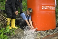 Gubernur Sumbar Mahyeldi Ansharullah meninjau pemasangan pipanisasi air bersih di Jorong Muaro Ambius, Nagari Guguak Malalo, Kecamatan Batipuah Selatan, Sabtu (17/1/2026). (Foto: ADPSB)