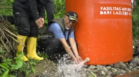 Gubernur Sumbar Mahyeldi Ansharullah meninjau pemasangan pipanisasi air bersih di Jorong Muaro Ambius, Nagari Guguak Malalo, Kecamatan Batipuah Selatan, Sabtu (17/1/2026). (Foto: ADPSB)