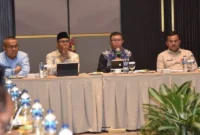 Pj Sekda Padang Raju Minropa menghadiri Rapat Monev serta konsinyering isu pembebasan lahan untuk pembangunan Fly Over Sitinjau Lauik dan Tol Padang-Sicincin, di Hotel Santika Padang, Jumat (23/1/2026). (Foto: Prokopim Padang)