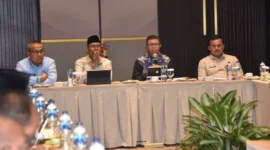 Pj Sekda Padang Raju Minropa menghadiri Rapat Monev serta konsinyering isu pembebasan lahan untuk pembangunan Fly Over Sitinjau Lauik dan Tol Padang-Sicincin, di Hotel Santika Padang, Jumat (23/1/2026). (Foto: Prokopim Padang)