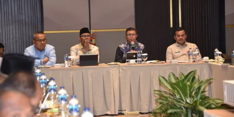 Pj Sekda Padang Raju Minropa menghadiri Rapat Monev serta konsinyering isu pembebasan lahan untuk pembangunan Fly Over Sitinjau Lauik dan Tol Padang-Sicincin, di Hotel Santika Padang, Jumat (23/1/2026). (Foto: Prokopim Padang)