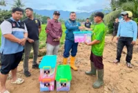 Pj Sekdako Padang Raju Minropa didampingi Kalaksa BPBD Padang Hendri Zulviton menyerahkan bantuan kepada korban banjir di Pasar Lalang, Kuranji, Sabtu (31/1/2026). (Foto: Diskominfo Padang)