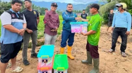 Pj Sekdako Padang Raju Minropa didampingi Kalaksa BPBD Padang Hendri Zulviton menyerahkan bantuan kepada korban banjir di Pasar Lalang, Kuranji, Sabtu (31/1/2026). (Foto: Diskominfo Padang)