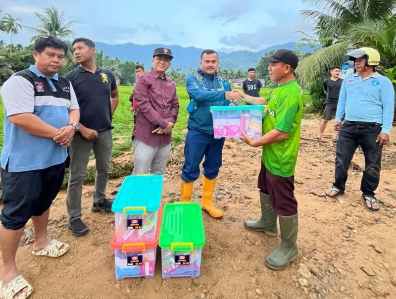 Pj Sekdako Padang Raju Minropa didampingi Kalaksa BPBD Padang Hendri Zulviton menyerahkan bantuan kepada korban banjir di Pasar Lalang, Kuranji, Sabtu (31/1/2026). (Foto: Diskominfo Padang)