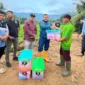 Pj Sekdako Padang Raju Minropa didampingi Kalaksa BPBD Padang Hendri Zulviton menyerahkan bantuan kepada korban banjir di Pasar Lalang, Kuranji, Sabtu (31/1/2026). (Foto: Diskominfo Padang)