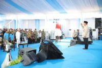 Presiden RI Prabowo Subianto memberi hormat kepada Mentan Andi Amran Sulaiman dan seluruh petani Indonesia saat Panen Raya dan Pengumuman Swasembada Pangan di Karawang, Rabu (7/1/2026). (Foto: Kementan)