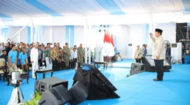 Presiden RI Prabowo Subianto memberi hormat kepada Mentan Andi Amran Sulaiman dan seluruh petani Indonesia saat Panen Raya dan Pengumuman Swasembada Pangan di Karawang, Rabu (7/1/2026). (Foto: Kementan)