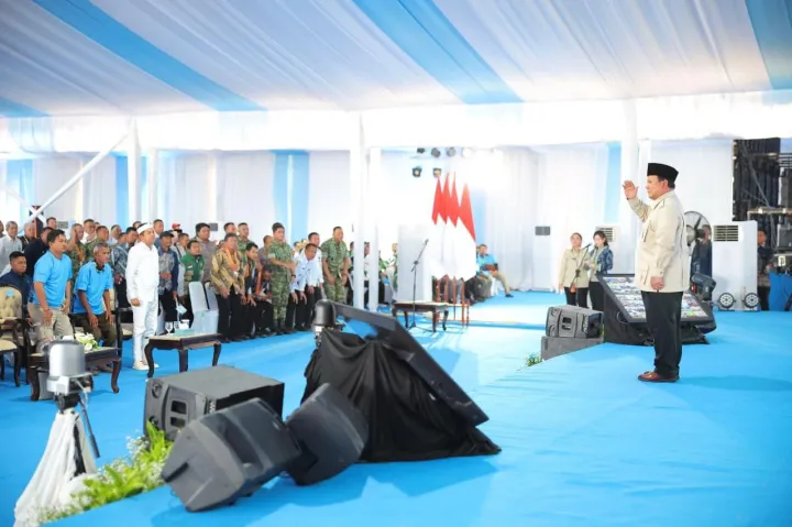 Presiden RI Prabowo Subianto memberi hormat kepada Mentan Andi Amran Sulaiman dan seluruh petani Indonesia saat Panen Raya dan Pengumuman Swasembada Pangan di Karawang, Rabu (7/1/2026). (Foto: Kementan)