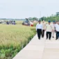 Presiden Prabowo Subianto saat menghadiri Panen Raya di Desa Kertamukti, Kabupaten Karawang, Rabu (7/1/2026). (Foto: BPMI Setpres)