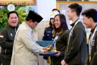 Presiden Prabowo menyerahkan bonus atlet SEA Games ke-33 Thailand di Istana Negara, Jakarta, Kamis (8/1/2026). (Foto: BPMI Setpres)
