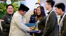Presiden Prabowo menyerahkan bonus atlet SEA Games ke-33 Thailand di Istana Negara, Jakarta, Kamis (8/1/2026). (Foto: BPMI Setpres)