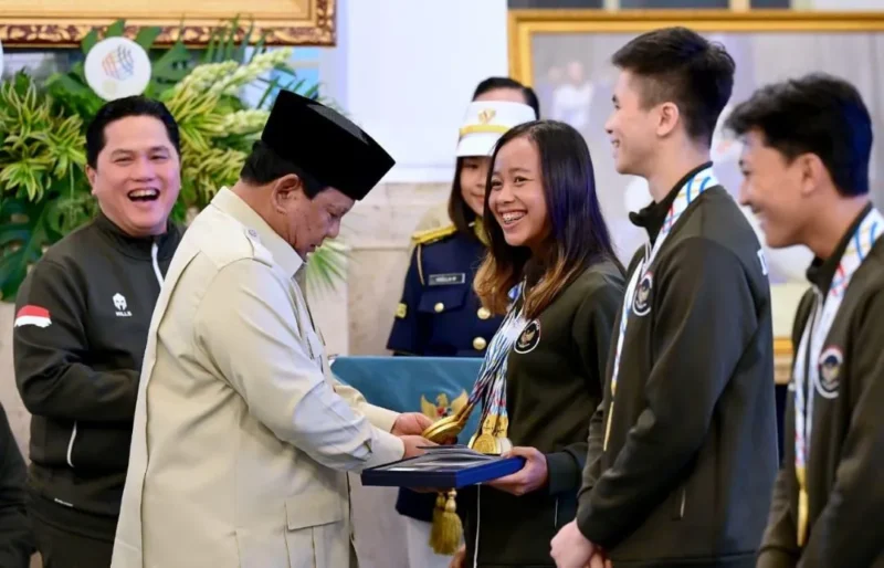 Presiden Prabowo menyerahkan bonus atlet SEA Games ke-33 Thailand di Istana Negara, Jakarta, Kamis (8/1/2026). (Foto: BPMI Setpres)