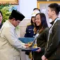 Presiden Prabowo menyerahkan bonus atlet SEA Games ke-33 Thailand di Istana Negara, Jakarta, Kamis (8/1/2026). (Foto: BPMI Setpres)