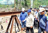 Presiden Prabowo Subianto meninjau pembangunan Jembatan Bailey Sungai Garoga di Tapanuli Selatan (Tapsel), Sumut, Rabu (31/12/2025). (Foto: BPMI Setpres)