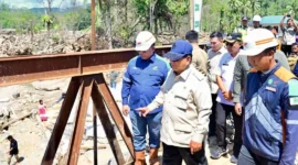 Presiden Prabowo Subianto meninjau pembangunan Jembatan Bailey Sungai Garoga di Tapanuli Selatan (Tapsel), Sumut, Rabu (31/12/2025). (Foto: BPMI Setpres)