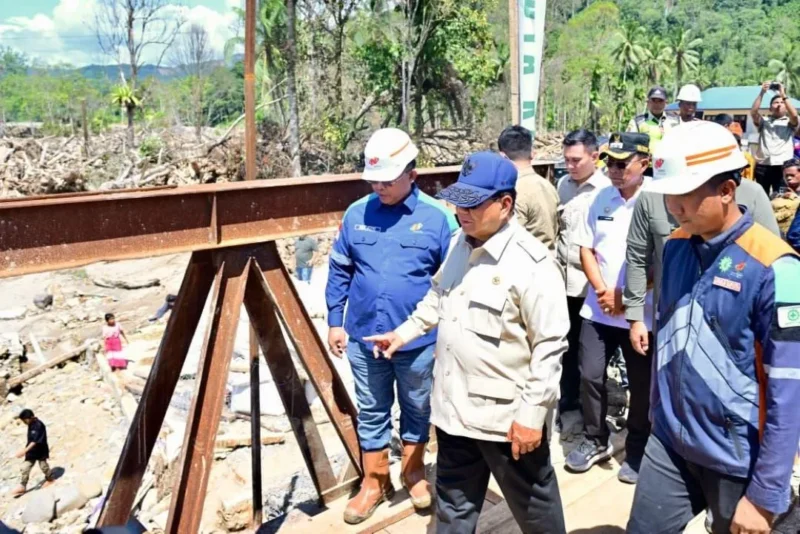 Presiden Prabowo Subianto meninjau pembangunan Jembatan Bailey Sungai Garoga di Tapanuli Selatan (Tapsel), Sumut, Rabu (31/12/2025). (Foto: BPMI Setpres)