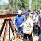 Presiden Prabowo Subianto meninjau pembangunan Jembatan Bailey Sungai Garoga di Tapanuli Selatan (Tapsel), Sumut, Rabu (31/12/2025). (Foto: BPMI Setpres)