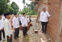 Wali Kota Pariaman Yota Balad meninjau bedah rumah Program BERANI Kementerian Agama Pariaman, Sabtu (3/1/2026). (Foto: Kominfo Pariaman)