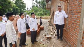 Wali Kota Pariaman Yota Balad meninjau bedah rumah Program BERANI Kementerian Agama Pariaman, Sabtu (3/1/2026). (Foto: Kominfo Pariaman)
