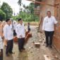 Wali Kota Pariaman Yota Balad meninjau bedah rumah Program BERANI Kementerian Agama Pariaman, Sabtu (3/1/2026). (Foto: Kominfo Pariaman)