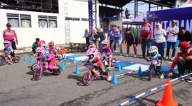 Sebanyak 238 anak usia dini ambil bagian dalam ajang Pushbike Competition di GOR Kubu Gadang, Payakumbuh, Sabtu (3/1/2026). (Foto: MC Payakumbuh)