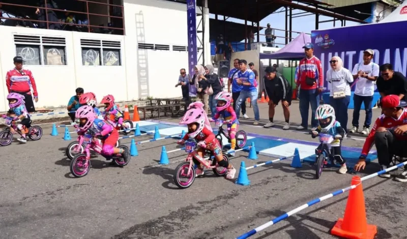 Sebanyak 238 anak usia dini ambil bagian dalam ajang Pushbike Competition di GOR Kubu Gadang, Payakumbuh, Sabtu (3/1/2026). (Foto: MC Payakumbuh)