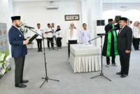 Wali Kota Padang, Fadly Amran melantik Raju Minropa sebagai Pj Sekda Padang di Gedung Putih Kediaman Resmi Wali Kota, Rabu (21/1/2026). (Foto: Prokopim Padang)