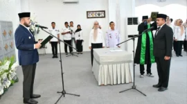 Wali Kota Padang, Fadly Amran melantik Raju Minropa sebagai Pj Sekda Padang di Gedung Putih Kediaman Resmi Wali Kota, Rabu (21/1/2026). (Foto: Prokopim Padang)