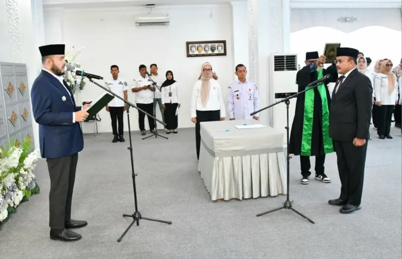 Wali Kota Padang, Fadly Amran melantik Raju Minropa sebagai Pj Sekda Padang di Gedung Putih Kediaman Resmi Wali Kota, Rabu (21/1/2026). (Foto: Prokopim Padang)