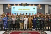 Mendagri Tito Karnavian saat Rapat Koordinasi Percepatan Rehabilitasi dan Rekonstruksi Pascabencana di Sumbar, Selasa (13/1/2026). (Foto: ADPSB)