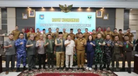Mendagri Tito Karnavian saat Rapat Koordinasi Percepatan Rehabilitasi dan Rekonstruksi Pascabencana di Sumbar, Selasa (13/1/2026). (Foto: ADPSB)