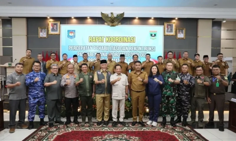 Mendagri Tito Karnavian saat Rapat Koordinasi Percepatan Rehabilitasi dan Rekonstruksi Pascabencana di Sumbar, Selasa (13/1/2026). (Foto: ADPSB)