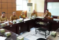 Wakil Bupati Tanah Datar Ahmad Fadly memimpin rapat pembahasan perubahan bantuan UHC menjadi Bansos Kesehatan di Aula Sekda, Pagaruyung, Senin (19/1). (Foto: Prokopim Tanah Datar)