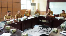 Wakil Bupati Tanah Datar Ahmad Fadly memimpin rapat pembahasan perubahan bantuan UHC menjadi Bansos Kesehatan di Aula Sekda, Pagaruyung, Senin (19/1). (Foto: Prokopim Tanah Datar)