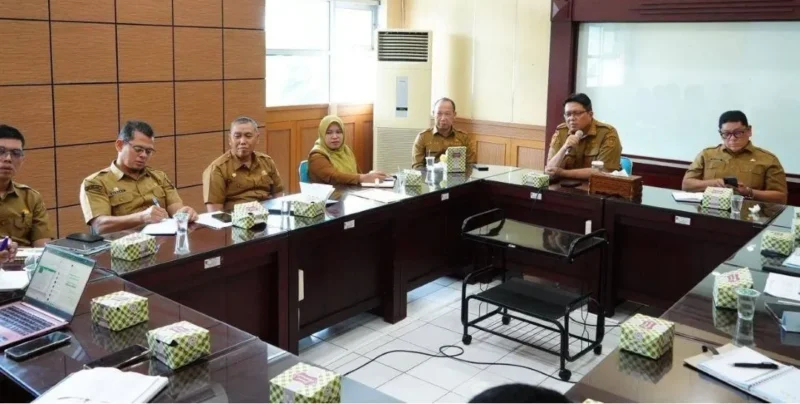 Wakil Bupati Tanah Datar Ahmad Fadly memimpin rapat pembahasan perubahan bantuan UHC menjadi Bansos Kesehatan di Aula Sekda, Pagaruyung, Senin (19/1). (Foto: Prokopim Tanah Datar)