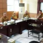 Wakil Bupati Tanah Datar Ahmad Fadly memimpin rapat pembahasan perubahan bantuan UHC menjadi Bansos Kesehatan di Aula Sekda, Pagaruyung, Senin (19/1). (Foto: Prokopim Tanah Datar)
