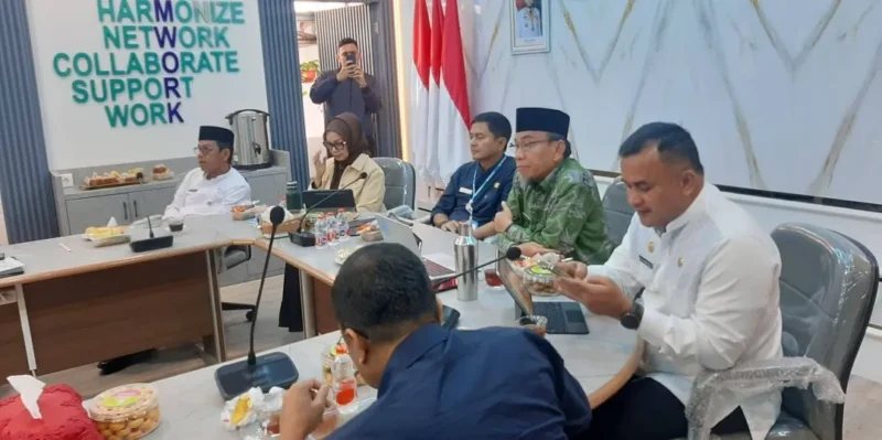 Wakil Wali Kota Padang Maigus Nasir mengikuti Rakor Pemulihan Pascabencana Sumatera secara daring dari Gedung Bapenda Padang, Jumat (9/1/2026). (Foto: Diskominfo Padang)