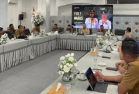 Wali Kota Padang Fadly Amran memimpin rapat koordinasi darurat penanganan dampak kekeringan di Gedung Putih Rumah Dinas Wali Kota, Senin (26/1/2026). (Foto: Diskominfo Padang)