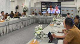 Wali Kota Padang Fadly Amran memimpin rapat koordinasi darurat penanganan dampak kekeringan di Gedung Putih Rumah Dinas Wali Kota, Senin (26/1/2026). (Foto: Diskominfo Padang)
