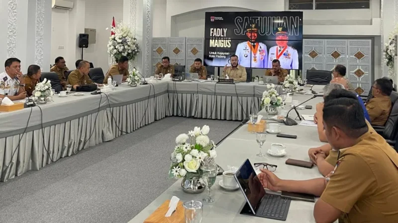 Wali Kota Padang Fadly Amran memimpin rapat koordinasi darurat penanganan dampak kekeringan di Gedung Putih Rumah Dinas Wali Kota, Senin (26/1/2026). (Foto: Diskominfo Padang)