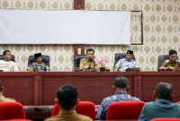 Sekretaris Daerah Kota Pariaman, Afrizal Azhar memimpin rapat sosialisasi bersama masyarakat, Senin (26/1/2026). (Foto: Kominfo Kota Pariaman)