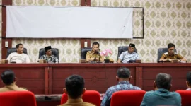 Sekretaris Daerah Kota Pariaman, Afrizal Azhar memimpin rapat sosialisasi bersama masyarakat, Senin (26/1/2026). (Foto: Kominfo Kota Pariaman)