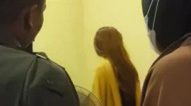 Petugas Satpol PP Padang melakukan pengawasan terhadap rumah kos dan penginapan yang kerap menjadi lokasi aktivitas hingga larut malam. (Foto: Humas Satpol PP Padang)