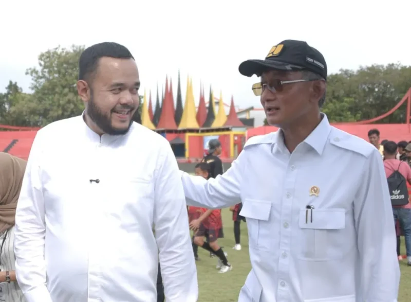 Wali Kota Padang Fadly Amran mendampingi Menteri PU RI Dody Hanggodo meninjau Stadion GOR H. Agus Salim Padang, Jumat sore (30/1/2026). (Foto: Prokopim Padang)