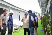 Presiden Prabowo Subianto meninjau langsung rumah hunian Danantara di Kabupaten Aceh Tamiang, Aceh, Kamis (1/1/2026). (Foto: BPMI Setpres)