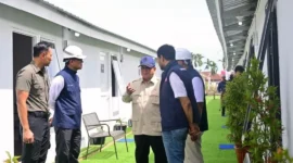 Presiden Prabowo Subianto meninjau langsung rumah hunian Danantara di Kabupaten Aceh Tamiang, Aceh, Kamis (1/1/2026). (Foto: BPMI Setpres)