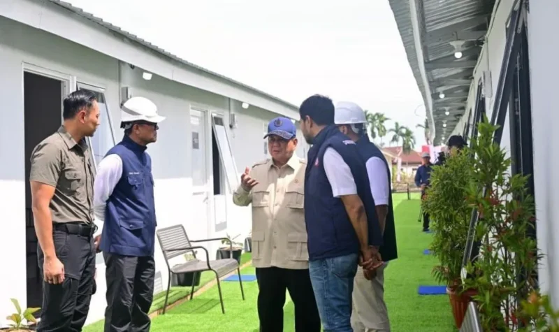 Presiden Prabowo Subianto meninjau langsung rumah hunian Danantara di Kabupaten Aceh Tamiang, Aceh, Kamis (1/1/2026). (Foto: BPMI Setpres)