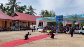 Siswa SMAN 1 Airpura saat menampilkan silat tradisi saat launching. (Foto: Dok. SMAN 1 Airpura)