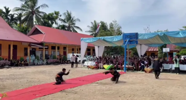 Siswa SMAN 1 Airpura saat menampilkan silat tradisi saat launching. (Foto: Dok. SMAN 1 Airpura)